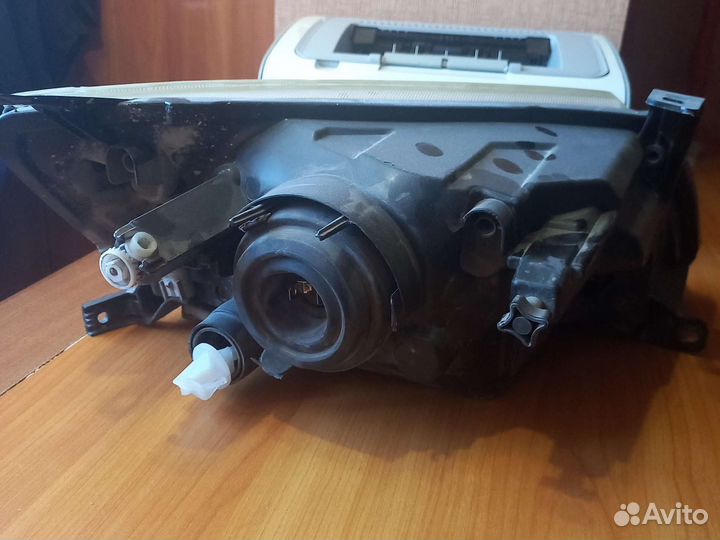 Фара на гранту левая