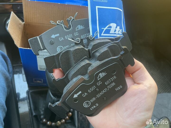 Продам новые задние тормозные колодки на mercedes