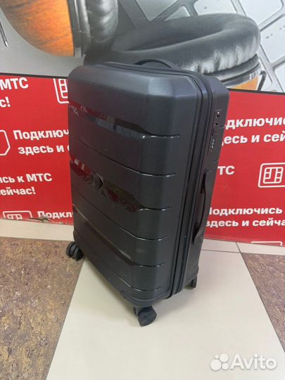 Большой чемодан на колесах