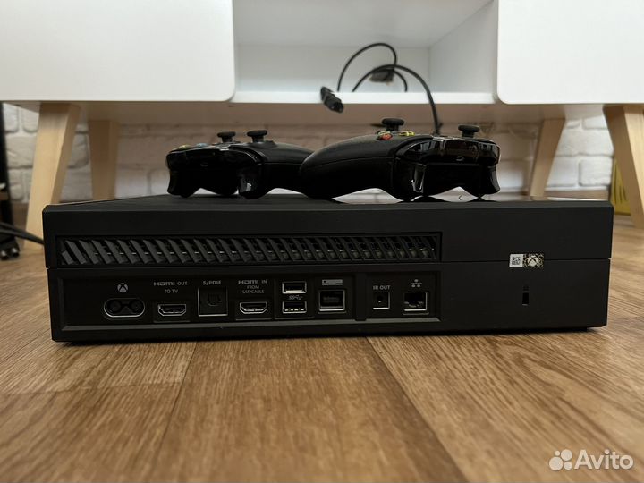 Xbox One + 2 геймпада + GTA5