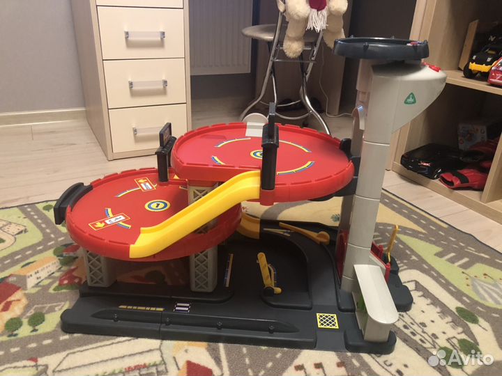 Большой гараж фирмы ELC. Трек