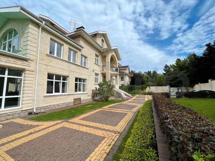 Коттедж 910 м² на участке 20 сот.