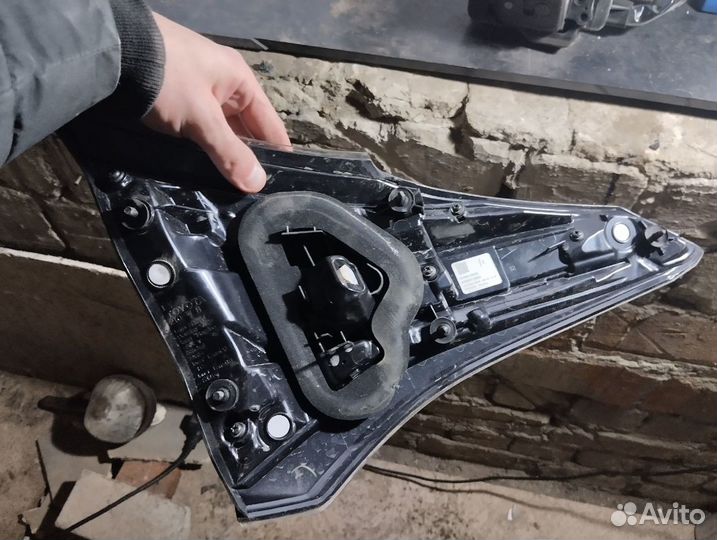 Фонарь внутренний правый Toyota RAV 4 8158042032