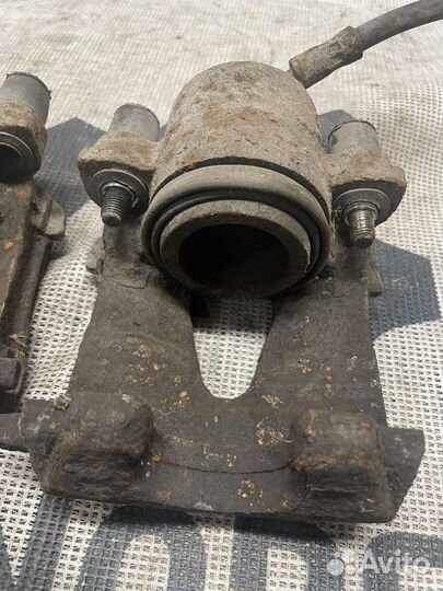 Суппорт передний левый правый Skoda Octavia Tour