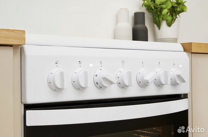 Электрическая плита Indesit IS5V4PHW белая