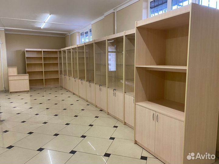 Витрина торговая из лдсп со стеклянными дверями