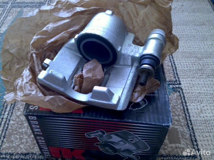 Суппорт тормозной, передний правый