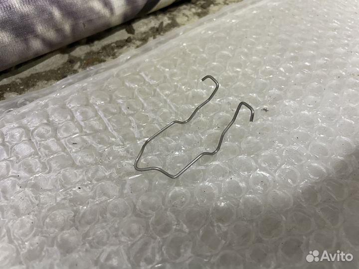 Скоба прижимная лампы в фару Kaptur Logan Sandero