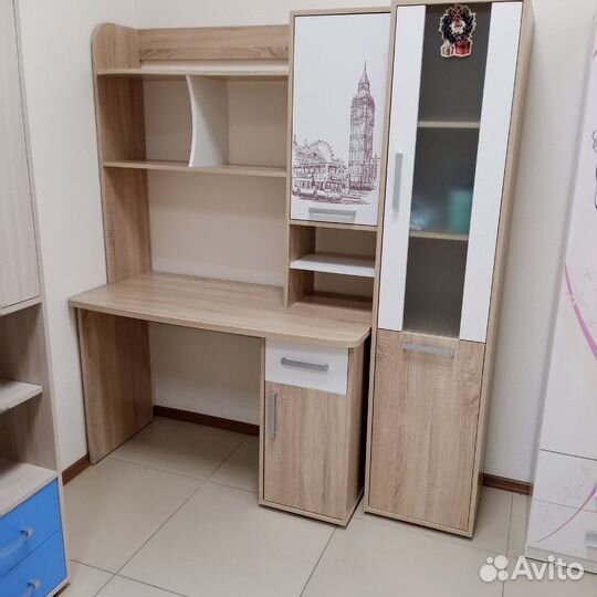 Стол с надстройкой и стеллажом