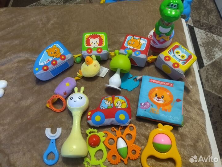 Развивающие игрушки и дуга на стульчик