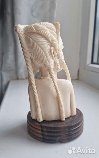 Натуральный бивень. Статуэтка африканка