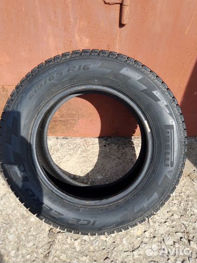 Pirelli Ice Zero FR 215/65 R16