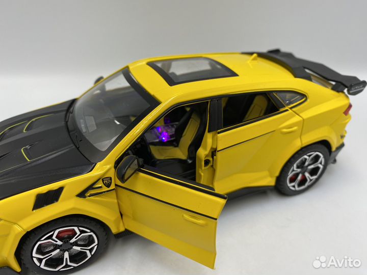 Модель автомобиля Lamborghini Urus с дымом 1:24