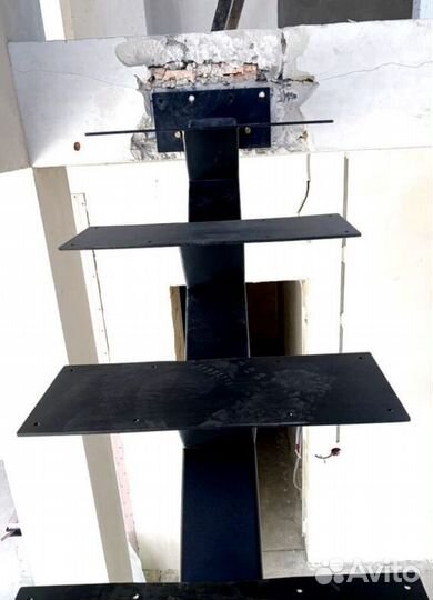 Лестница на металлокаркасе открытого типа