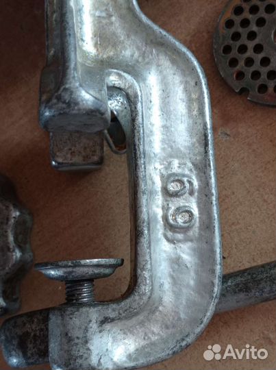 Чугунная ручная мясорубка СССР