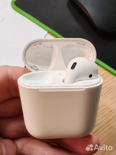 Наушник и кейс apple