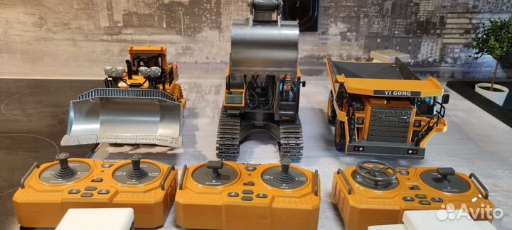 Экскаватор трактор бульдозер на пульте