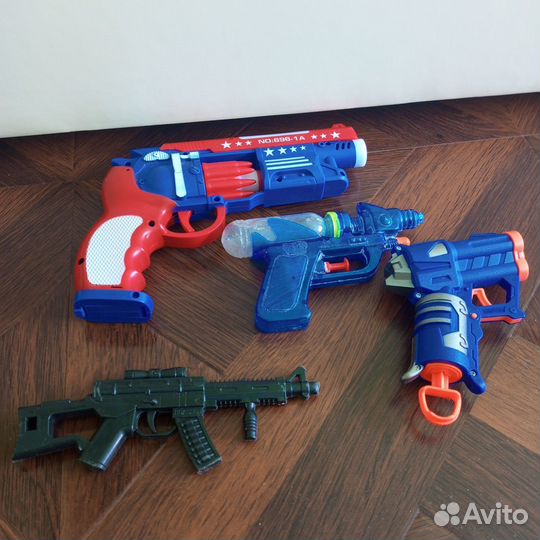 Детский игрушечный пистолет