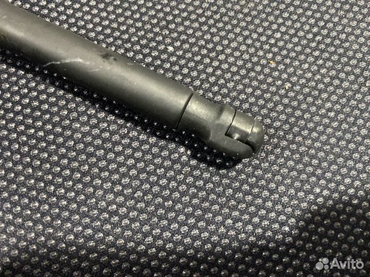 Амортизатор капота Volkswagen Passat 3C5 BVY 2007