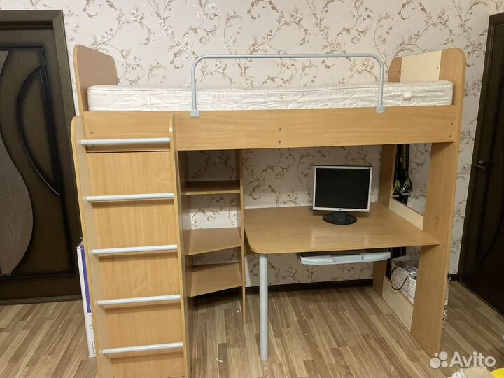 Детская кроватка с комп столиком и шкавчиком