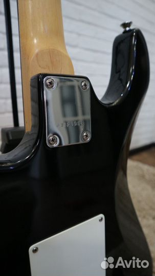 Электрогитара Peavey комбоусилитель Behringer