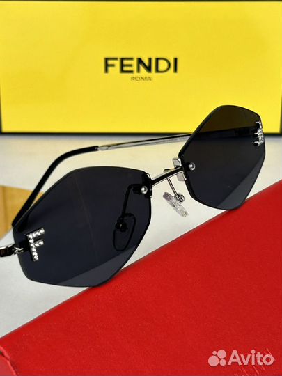 Солнцезащитные очки fendi