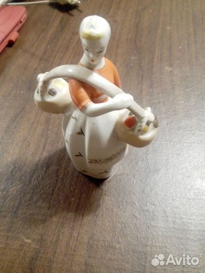 Статуэтка девушка с грибами Полонский З Х К