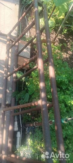 Лестница из металлической трубы