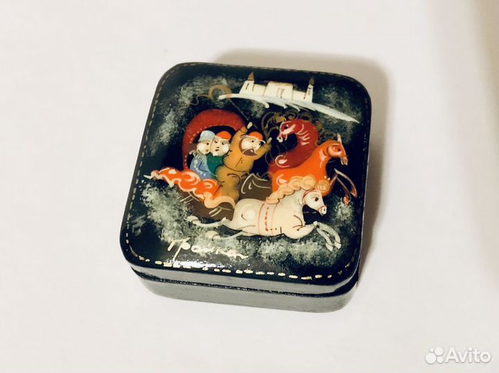 Новая лаковая шкатулка 4 см Тройка ручная работа