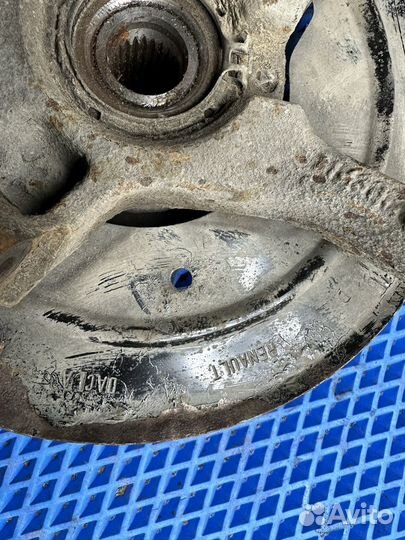 Поворотный кулак передний правый Renault Sandero