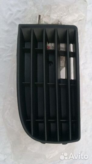 Решетка правая переднего бампера для VW golf 5