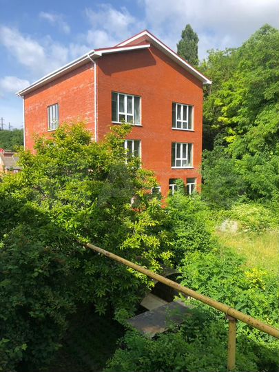 Дом 486,6 м² на участке 7 сот.