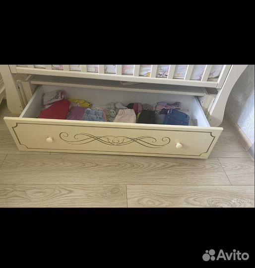 Детская кроватка с маятником и ящиком