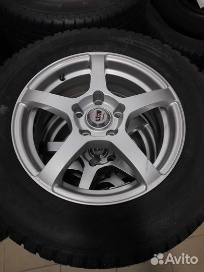 Зима шипы Nokian 215 65 16 литье 5*114.3