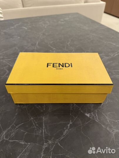 Солнцезащитные очки fendi