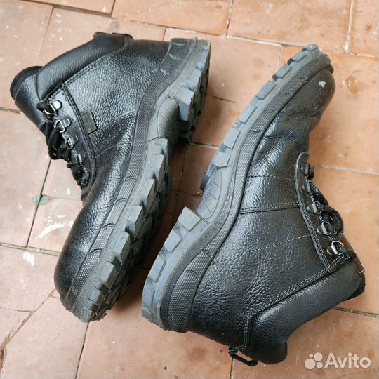 Ботинки с защитой носка