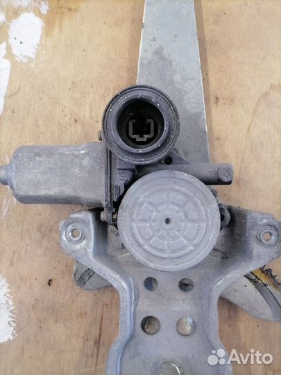 Стеклоподъёмник задний правый Toyota bB NCP30