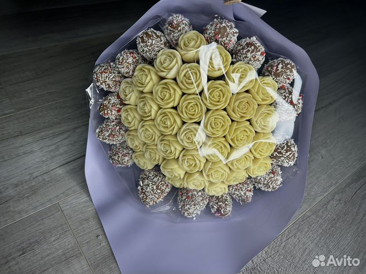 Съедобный букет из роз и клубники в шоколаде