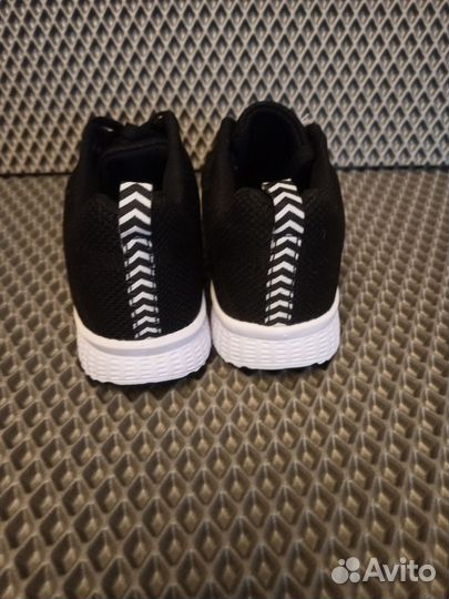 Кроссовки женские новые