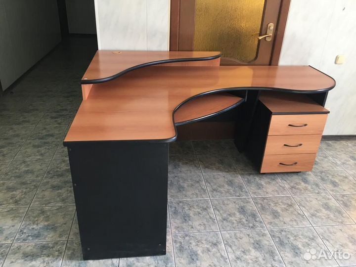 Офисный стол