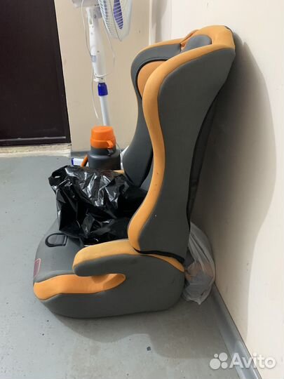 Детское кресло, спинка и бустер отсоединяются