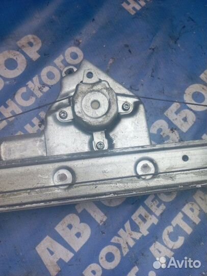 Задний правый стеклоподъемник. Mitsubishi Grandis