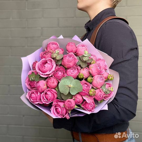 Букет из пионовидных роз и эвкалипта / доставка