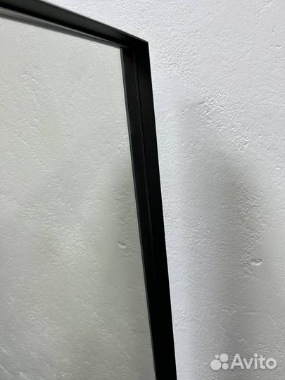 Зеркало в металлической раме в наличии