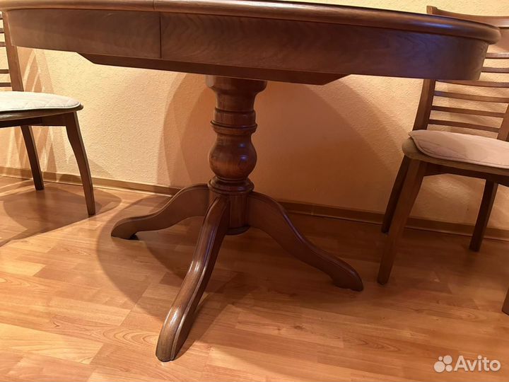 Кухонный стол и стулья