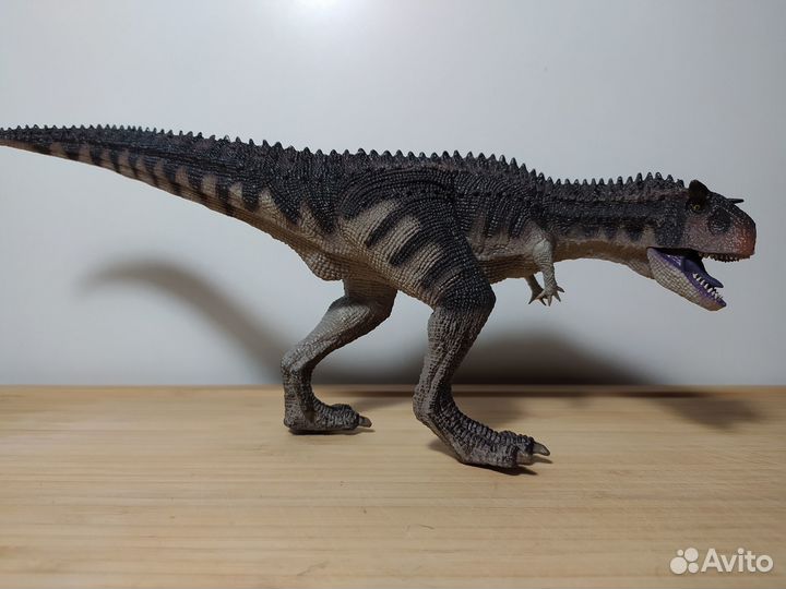 Фигурка динозавра Карнотавр