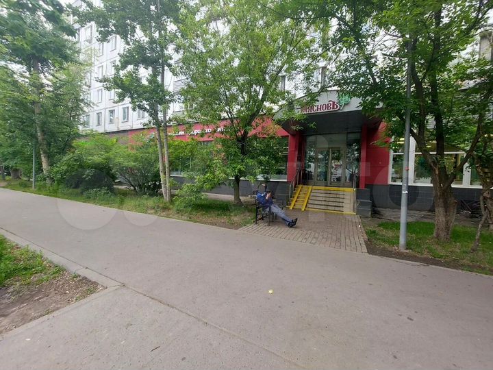 Магазин с витринами возле метро 193.3 м²