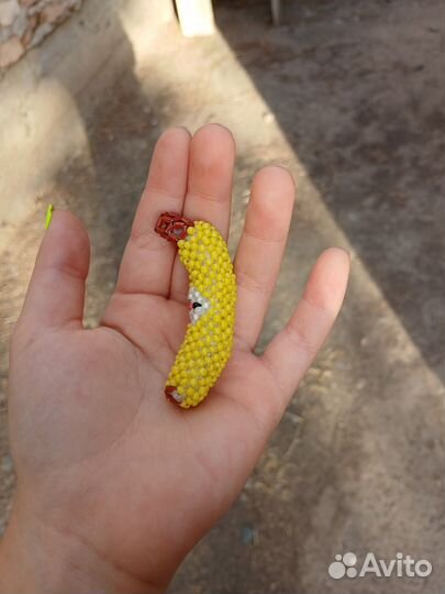 Банан из биссера