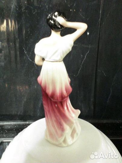 Статуэтка из костяного фарфора