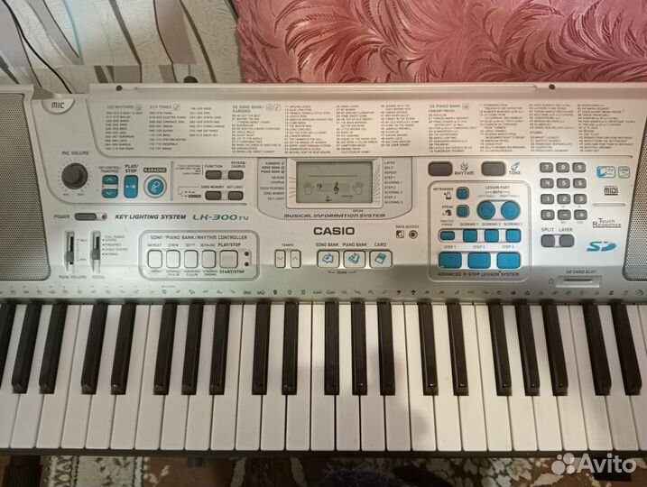 Синтезатор casio lk 300тв